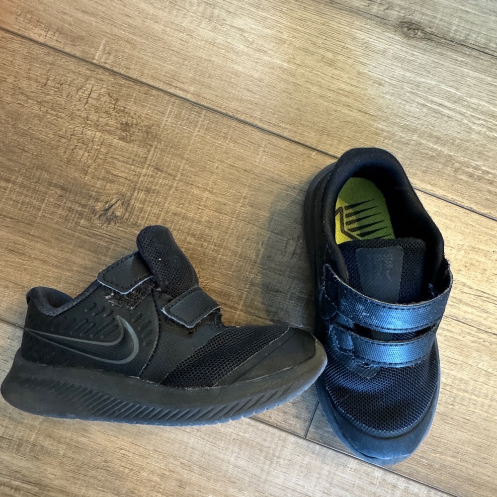Toddler boys Nike 9c shoes.